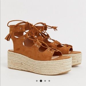 NWT Lace up front ankle tie platform sandal